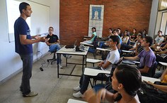 Feras de Engenharia Ambiental recebem orientações do professor Cristopher Souza