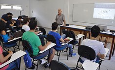 Professor Roberaldo Carvalho apresenta curso de Engenharia Civil aos calouros