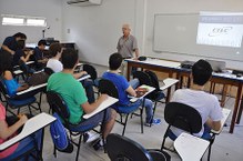 Professor Roberaldo Carvalho apresenta curso de Engenharia Civil aos calouros