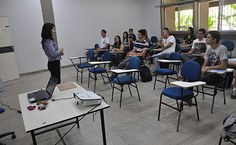 Professora Débora Assis comanda apresentação do curso de Engenharia de Petróleo