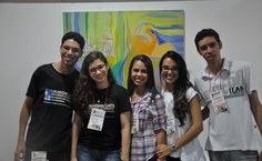 Alunos do Cesmac informam visitantes sobre obras da Exposição Diálogos