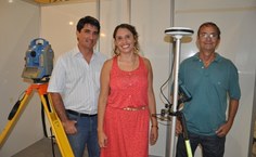 Os professores de Engenharia de Agrimensura mostram os equipamentos utilizados pelo curso