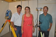 Os professores de Engenharia de Agrimensura mostram os equipamentos utilizados pelo curso