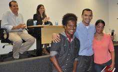 José Roberto, coordenador de Extensão, e alunos premiados