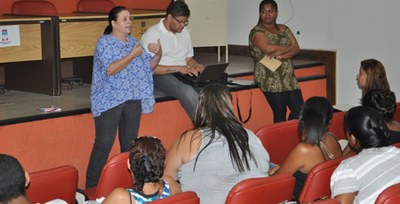 Rachel Rocha tira dúvidas de estudantes sobre monitoria do congresso | nothing