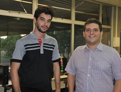 O servidor Anderson Brandão e o bolsista Jonathas Nunes explicam a utilização de Webconferência. | nothing