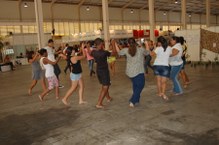 Alunos do curso de dança na roda de ciranda