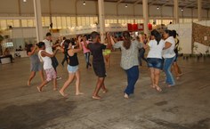 Alunos do curso de dança na roda de ciranda