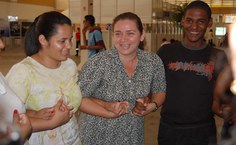 Professora Noemi Loureiro (entre alunos) coordena prática do curso de dança na roda de ciranda