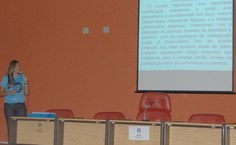 Marta Lima, aluna de Pedagogia e coordenadora pedagógica do projeto, apresenta propostas do trabalho