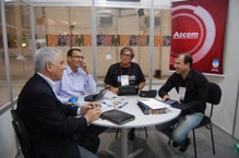 Reitor visita o estande da Ascom