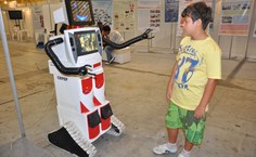 Crianças também observam o robô