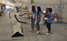 Público brinca com Nine Bot