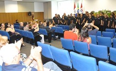 Coral do Cesmac encanta o público com músicas da década de 1980