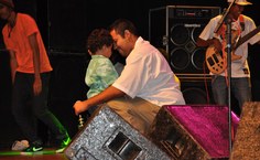 Pai e filho cantam o valor da família