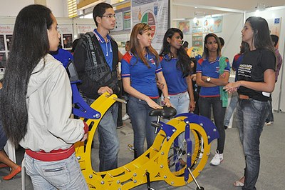 Bicicleta Eletrica atrai alunos de escolas da capital