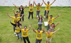 Estudantes e monitores de Geografia comemoram o sucesso do evento representando o “G” da Geografia