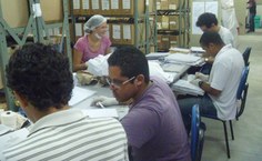 bolsistas de Biblioteconomia estagiando no Arquivo da Ufal