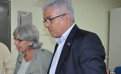 O reitor Eurico Lobo, ao lado de Silvia Cardeal, bilbiotecária pioneira da Ufal