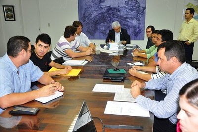 Em seu gabinete, o reitor Eurico Lôbo assina os contratos e recebe os representantes do Campus Arapiraca, da Sinfra, da Proginst e da Miramar Construtora | nothing
