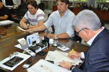 Reitor assinando o contrato para obra de construção de galpão para o Arboretum, no Campus A.C. Simões