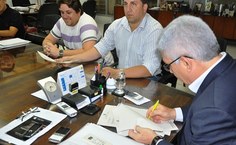 Reitor assinando o contrato para obra de construção de galpão para o Arboretum, no Campus A.C. Simões