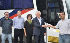 Roberto Barbosa, da sinfra, pró-reitor Valmir Pedrosa e Fátima Albuquerque acompanharam o reitor Eurico Lôbo na entrega do veículos a Faustino Júnior, da Sinfra