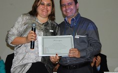 Elias Barbosa, bibliotecário e chefe de gabinete da Reitoria, representa reitora honorária da Ufal, Ana Dayse, em homenagem