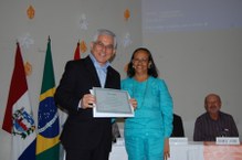 Reitor Eurico Lôbo e professora Virgínia Alves, durante a comemoração dos 15 anos do curso de Biblioteconomia