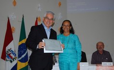 Reitor Eurico Lôbo e professora Virgínia Alves, durante a comemoração dos 15 anos do curso de Biblioteconomia