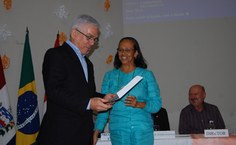 Reitor Eurico Lôbo recebe homenagem de Virgínia Alves, coordenadora do 1º Encontro Internacional da Ciência da Informação - Múltiplos Saberes