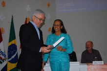 Reitor Eurico Lôbo recebe homenagem de Virgínia Alves, coordenadora do 1º Encontro Internacional da Ciência da Informação - Múltiplos Saberes