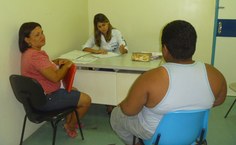 A residente Tahyna Pessôa conversa com o pré-adolescente, de 12 anos, que sofre bullying por conta da obesidade