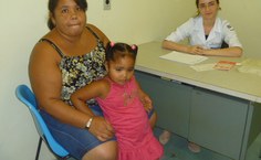 Ana Luiza Góes, residente em Nutrição, avalia a paciente, que tem um histórico familiar de obesidade