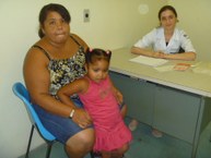 Ana Luiza Góes, residente em Nutrição, avalia a paciente, que tem um histórico familiar de obesidade