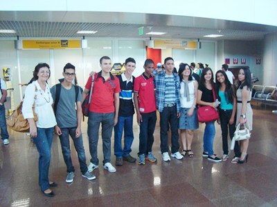Professora Giana Rosa (à esquerda, de branco), ao lado dos oito alunos que participaram da Feira de Ciências na USP e com a professora Cleonice Carvalho | nothing