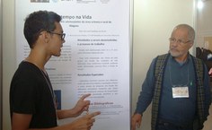 Aluno apresentando seu trabalho na Feira de Ciências da USP