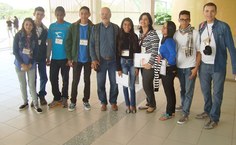 Em São Paulo, alunos posam com a professora Cleonice Carvalho durante Feira de Ciências