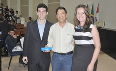 Professor Márcio Barbosa, da Adufal, ladeado por orgnaizadores do evento