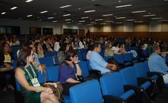 Público diversificado acompanha palestras sobre Nutrição em Pediatria