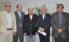 Reitor Eurico Lôbo ao lado do governador em exercício, Fernando Toledo, do pró-reitor Eduardo Lyra e dos secretários de cultura Osvaldo Viegas e Álvaro Otacílio Neto