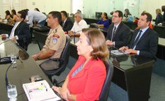 A juíza Fátima Pirauá (à direita de vermelho), ao lado o tenente coronel Nesvaldo, que se colocou à disposição da comunidade para reabertura do Cras, e defensor público Otoniel Pinheiro Neto