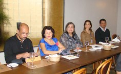 Rachel coordena a reunião de avaliação