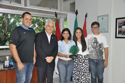 O reitor Eurico Lôbo recebeu, em seu gabinete, os estudantes vencedores do Prêmio Octávio Brandão de Jornalismo Ambiental | nothing