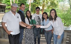 Amílton Gláucio e Andréa Moreira, coordenadores do curso, posam ao lado dos alunos vitoriosos no Prêmio Octávio Brandão