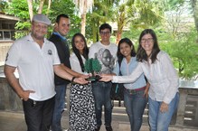 Amílton Gláucio e Andréa Moreira, coordenadores do curso, posam ao lado dos alunos vitoriosos no Prêmio Octávio Brandão
