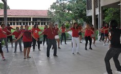 Educador Físico Carlos Eduardo da Silva em alongamento com integrantes do projeto