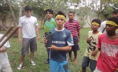 As crianças ajudaram na plantação das mudas de árvores no abrigo