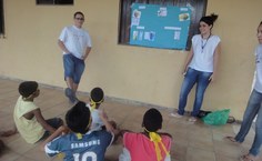 Crianças acompanham a oficina