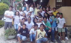 Crianças posam com integrantes da Proteq Jr. após ações no Abrigo Acolher